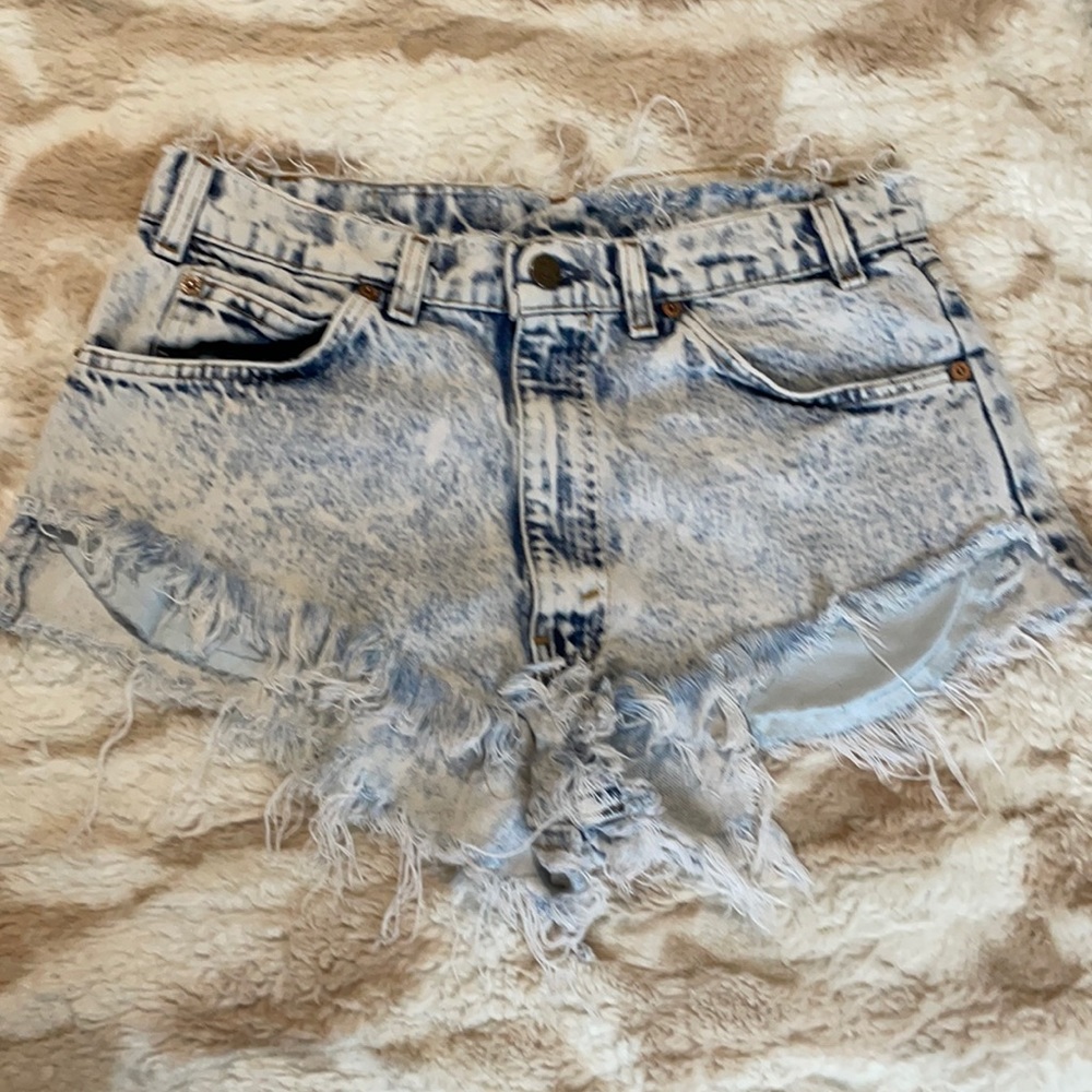 Super distressed Levi shorts